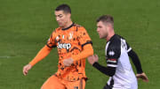 Cristiano Ronaldo protegge palla su Gagliolo 