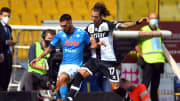 Uno scontro di gioco durante Parma-Napoli 