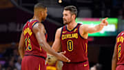 Kevin Love (der) y Tristan Thompson en un juego de campaña regular de NBA entre 76ers y Cavaliers
