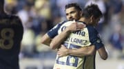 Henry Martín y Mauro Laínez del América se funden en un abrazo tras marcar el segundo gol de la noche.