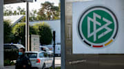 Ein Polizist wacht während der Ermittlungen der Staatsanwaltschaft vor der DFB-Zentrale