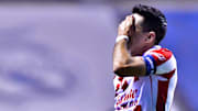 Jesús Molina tuvo en sus pies la ventaja para Chivas, pero erró de forma increíble una pena máxima.