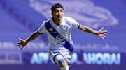 Omar Fernández celebra un gol con el FC Puebla.