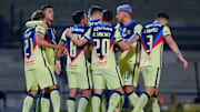 Jugadores del América celebran un gol.
