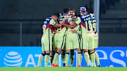 Jugadores del América celebran un gol.