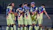 Jugadores del América celebran un gol.