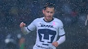 Alan Mozo celebra un gol con los Pumas UNAM.