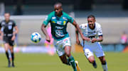 Jugadores del León y Pumas disputan un gol.