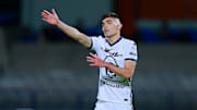 El jugador Johan Vásquez en un partido de los Pumas UNAM.