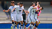 Jugadores de Pumas UNAM celebran un gol.