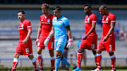 Jugadores del Toluca en partido ante los Pumas UNAM.