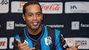 Ronaldinho fichó sorpresivamente por los Gallos de Querétaro en 2014