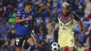 Pablo Barrera de Querétaro y el colombiano Roger Martínez de América en la disputa por el esférico.