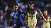 Pablo Gómez tratando de robar el esférico a Mauro Laínez.
