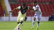 Roger Martínez en la pelea de un balón ante Kevin Álvarez.