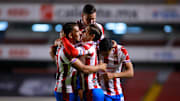 Jugadores de las Chivas del Guadalajara celebran un gol.