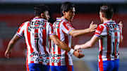 Alexis Vega, José Juan Macías y Ricardo Angulo festejan el tanto del empate1-1 momentáneo.