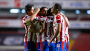 Jugadores de Chivas celebran un gol.