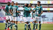 Jugadores del León celebran un gol en un partido ante Querétaro.