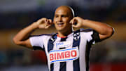 Humberto Suazo celebra un gol con Rayados de Monterrey.