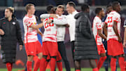 RB Leipzigs Neuzugang Ilaix Moriba wird nach dem 3:0-Sieg gegen den VfL Bochum von Trainer Jesse Marsch geherzt. 