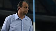 Sem espaço com Rogério Ceni e em reta final de contrato, Thiago Santos deve deixar o Flamengo.