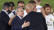 Florentino Perez qui félicite Zinedine Zidane pour le titre de champion