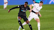 Gladbachs Denis Zakaria im Zweikampf mit Toni Kroos