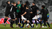 Die Gladbacher Spieler feiern den Achtelfinaleinzug