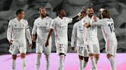 Los jugadores del Real Madrid felicitan a Benzema