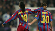 Ronaldinho abraçou Lionel Messi e foi fundamental para o hoje camisa 10 se sentir em casa do Barcelona no começo dos anos 2000. Confira. 