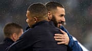 Mbappé y Benzema saludándose en un partido de Champions