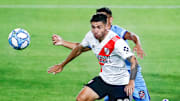 River Plate v Arsenal - Copa Diego Maradona 2020 - Gonzalo Montiel domina la pelota.