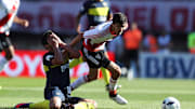 River Plate v Boca Juniors - Argentine Primera Division - Nacho Fernández se lleva la pelota.