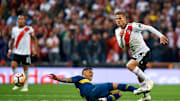 River Plate v Boca Juniors - Copa CONMEBOL Libertadores 2018 - Tevez y Zuculini pelean la pelota.