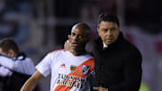 River Plate v Boca Juniors - Gallardo contiene a De la Cruz