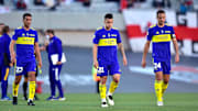 Los futbolistas de Boca Juniors se retiran con la cabeza baja del Monumental.