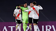 Ohne Auswechselspieler und Mittelfeldmann Enzo Pérez im Tor feiert River den Sieg über Santa Fe