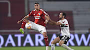 River Plate v Sao Paulo - Matías Suárez controla la pelota ante la marca de Juanfran.
