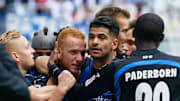 So bejubelten die Paderborner ihr 4:1 gegen den HSV im Mai 2019 (etwas verdeckt, mit Helm, der heutige Hamburger Klaus Gjasula)