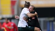 Pure Euphorie: Werder-Trainer Kohfeldt und Comeback-Stürmer Füllkrug bejubeln das 5. Tor
