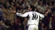 Luís Figo es considerado un traidor por abandonar el Barcelona por el Real Madrid