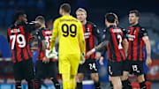 Donnarumma, de dos, incarne la jeunesse dorée du Milan AC.
