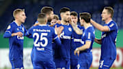 Ungewohnte Szenen: Die Schalke-Mannschaft jubelt zusammen über Tore