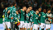 Die Werder-Spieler bedanken sich nach dem Sieg bei den Ultras
