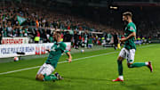 Zwei Neuzugänge setzen zum Jubel an: Marvin Ducksch (l.) und Mitchell Weiser (r.) gehören zur Bremer Topelf