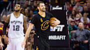 Kevin Love #0 y LaMarcus Aldridge #12 en una acción del partido de NBA entre Spurs y Cavaliers