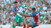 Julio Furch ante la marca de dos rivales de las Chivas del Guadalajara.