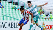 Jesús Sánchez pelea un balón contra un rival de Santos Laguna.