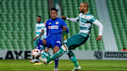 Roberto Alvarado y Matheus Doria pelean por un balón.